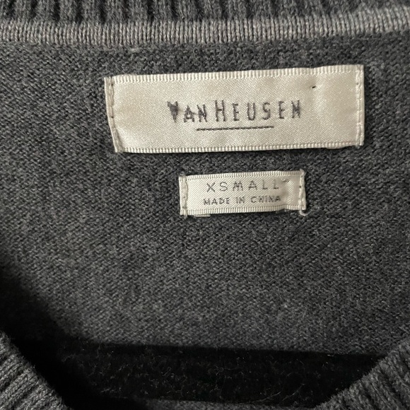 Vneck fitted varsity sweater - Picture 3 of 3